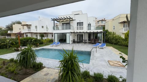 Property building, Restaurant/places to eat, Swimming pool