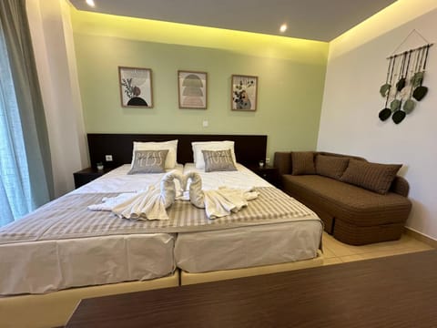 Bed, Photo of the whole room, Seating area, Bedroom