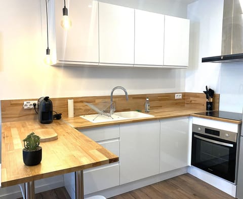 Coffee/tea facilities, Kitchen or kitchenette, stove, toaster