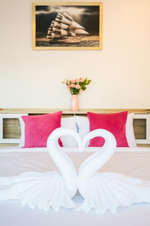 Bed, Photo of the whole room, Decorative detail, Bedroom