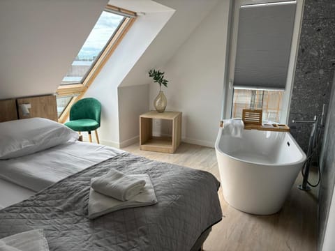 Bed, Photo of the whole room, Bedroom, Bath, towels