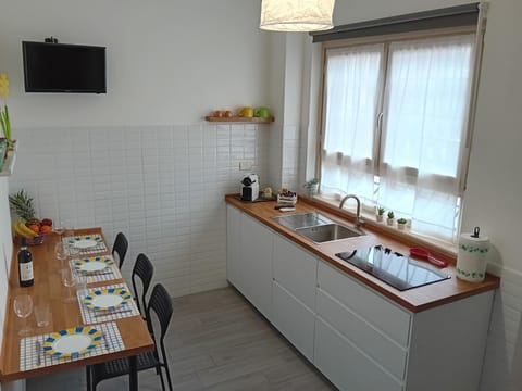 TV and multimedia, Coffee/tea facilities, Kitchen or kitchenette, Dining area, air conditioner