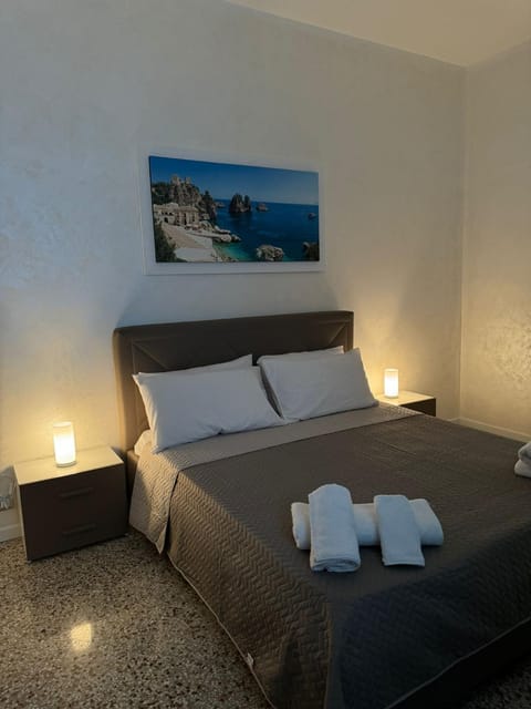 Bed, Photo of the whole room, towels