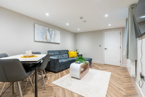 TV and multimedia, Living room, Seating area, Dining area