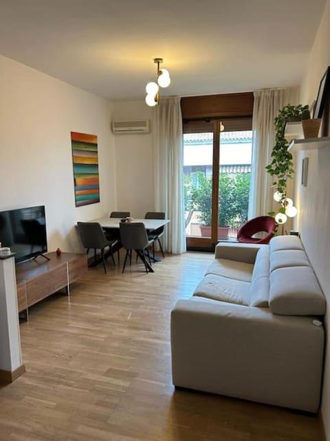 Bed, TV and multimedia, Living room, Photo of the whole room, Seating area, Dining area, Bedroom