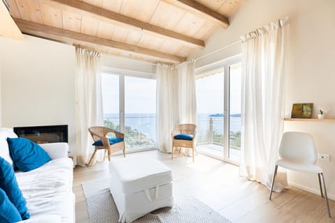 Natural landscape, Living room, Photo of the whole room, Seating area, Sea view