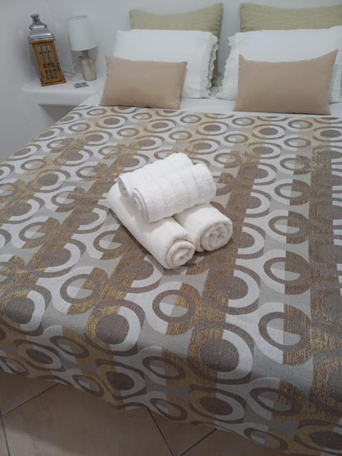 Photo of the whole room, Bedroom, towels