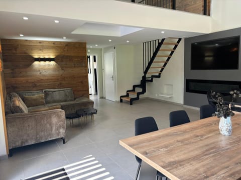 Le Grand Perce Neige & Jacuzzi à proximité de Gérardmer Chalet in Gérardmer