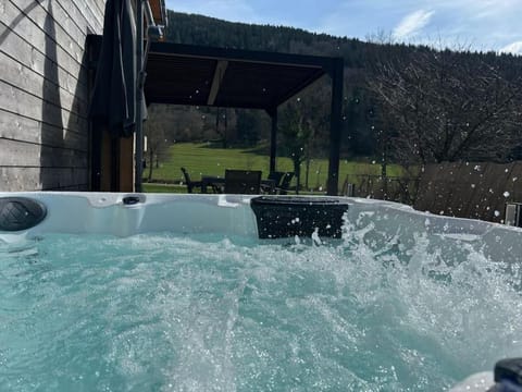 Le Grand Perce Neige & Jacuzzi à proximité de Gérardmer Chalet in Gérardmer
