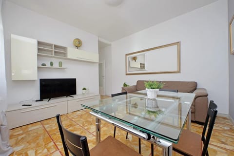 TV and multimedia, Kitchen or kitchenette, Living room, Seating area, Dining area