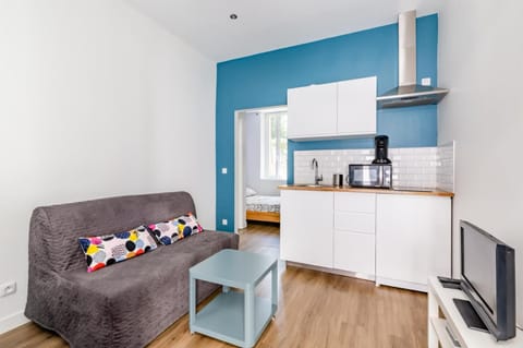 Kitchen or kitchenette, Living room, Seating area, Dining area