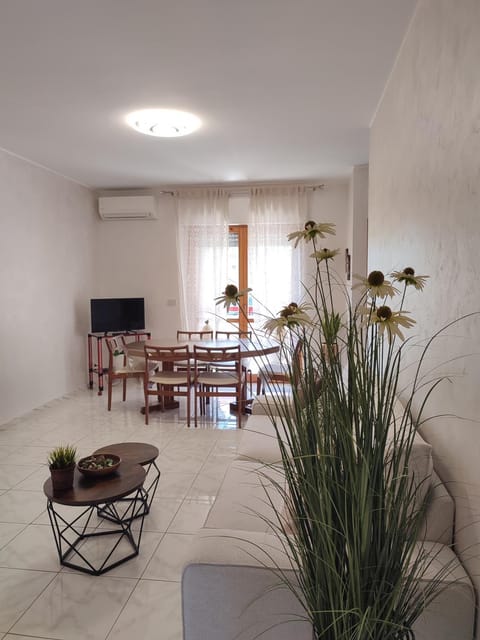 TV and multimedia, Living room, Dining area, air conditioner