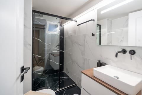 Shower, Toilet, Bathroom, towels