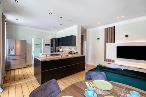 TV and multimedia, Kitchen or kitchenette, Living room, Seating area, Dining area, dishwasher, oven, stove, toaster