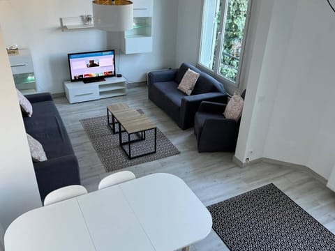 Communal lounge/ TV room, TV and multimedia, Living room, Seating area, Dining area, Evening entertainment