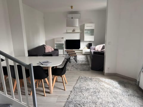 TV and multimedia, Living room, Seating area, Dining area