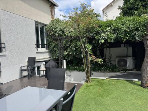 Property building, Patio, Spring, Day, Garden, Garden view