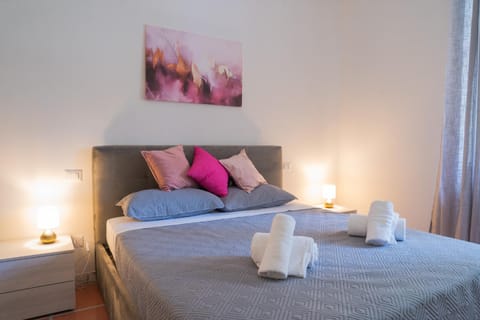 Bed, Bedroom, towels