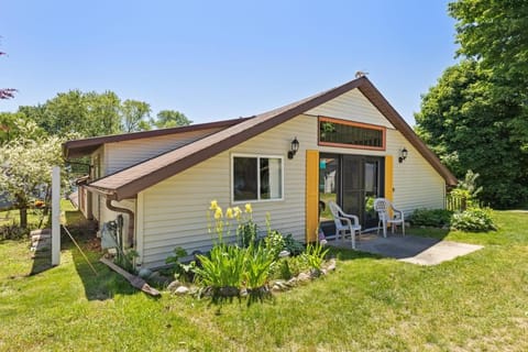 Family-friendly cottage with lake access House in Michigan