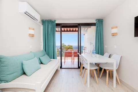 Communal lounge/ TV room, View (from property/room), Living room, Seating area, Dining area, air conditioner