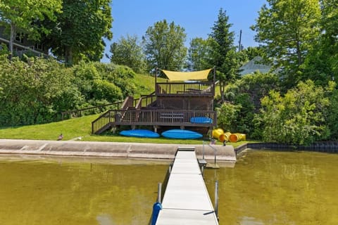 Cottage on Chippewa lake with kayaks House in Michigan