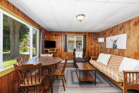 Cottage on Chippewa lake with kayaks House in Michigan