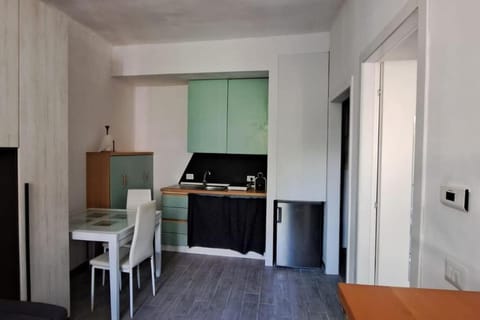 Kitchen or kitchenette, Dining area, stove
