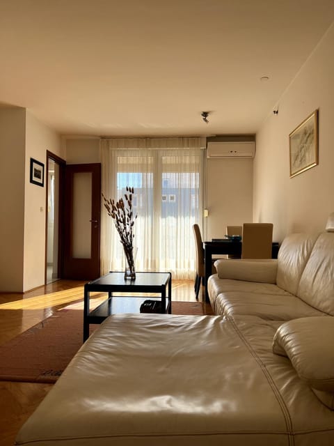 Bed, Living room, Photo of the whole room, Seating area, Bedroom