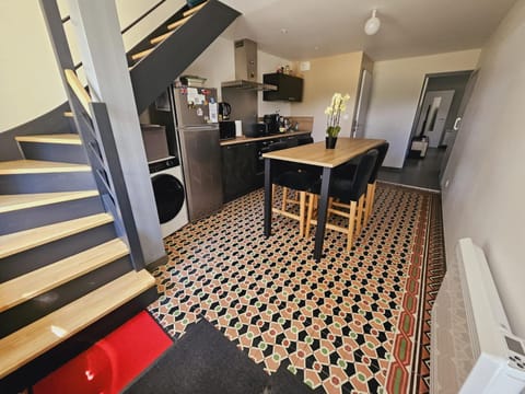 Seating area, Dining area, dishwasher, oven