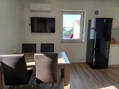 TV and multimedia, Kitchen or kitchenette, Living room, Dining area, oven, air conditioner