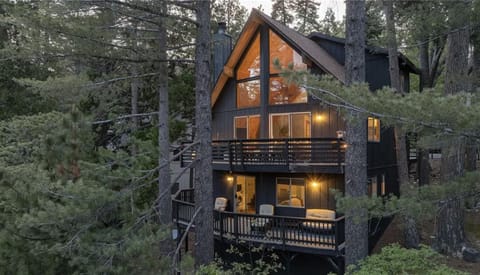 Property building, Natural landscape, Balcony/Terrace, Lake view, Mountain view