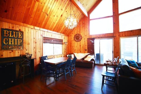 Glimmer Chalet Treetop A-frame cabin lake view Cabin in Lake Arrowhead