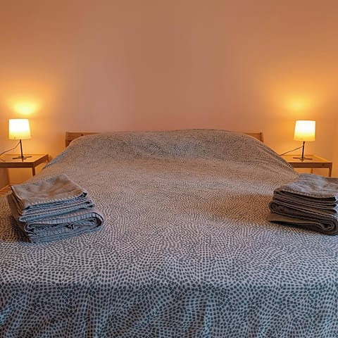 Bed, Bedroom, towels