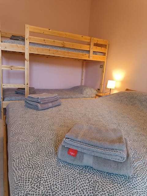Bed, Bedroom, bunk bed, towels