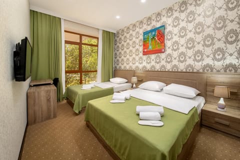 Bed, TV and multimedia, Photo of the whole room, Bedroom, towels