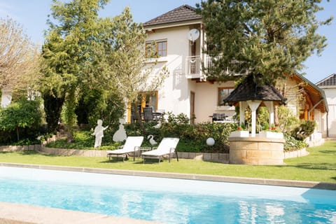 Property building, Garden, Swimming pool, sunbed