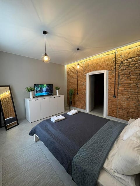 Bed, TV and multimedia, Photo of the whole room, Bedroom, towels