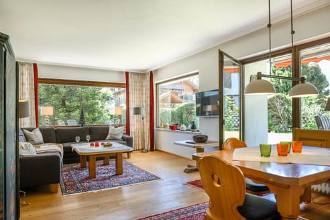TV and multimedia, Living room, Seating area, Dining area