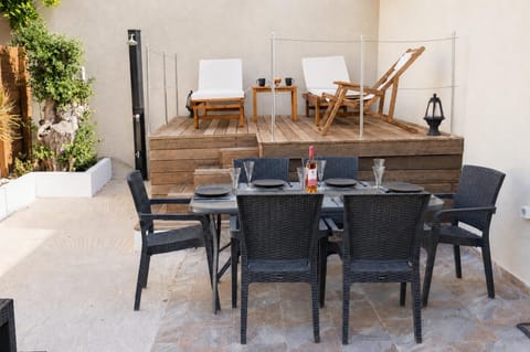 Patio, Dining area, sunbed