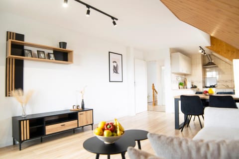 Kitchen or kitchenette, Seating area, Dining area
