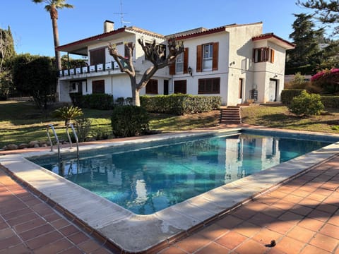 Property building, Garden, Swimming pool