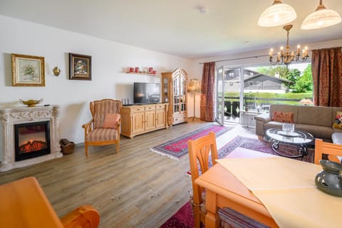 TV and multimedia, Living room, Seating area, Dining area