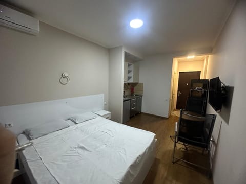 Bed, TV and multimedia, Kitchen or kitchenette, Bedroom, air conditioner
