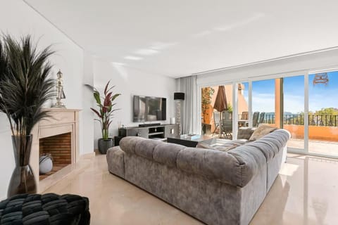 Elegant Sea-View Apartment near Puerto Banús Live the Marbella Lifestyle Apartment in Marbella