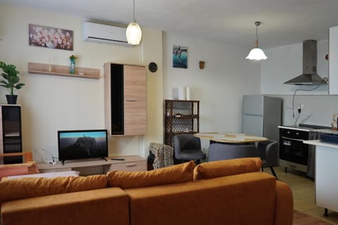 Kitchen or kitchenette, Living room, Seating area, Dining area