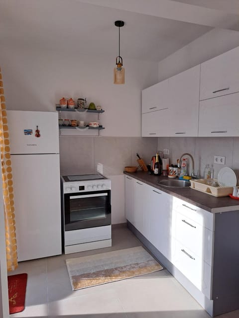 Kitchen or kitchenette, oven
