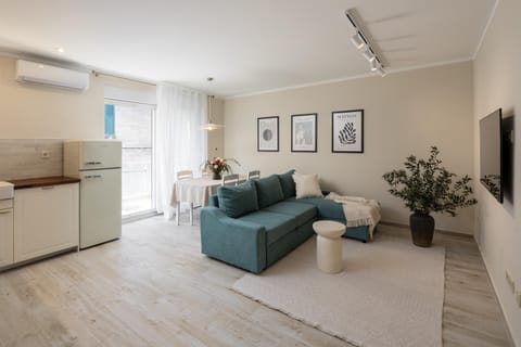 TV and multimedia, Kitchen or kitchenette, Living room, Seating area, air conditioner