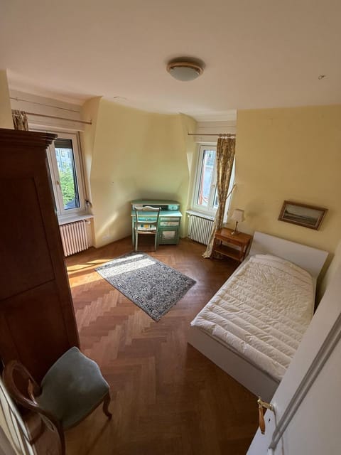 Bed, Photo of the whole room, Seating area, Bedroom