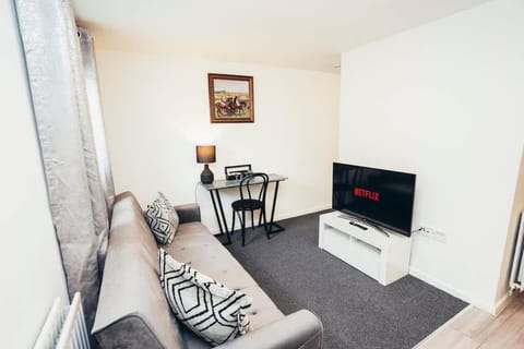 TV and multimedia, Living room, Seating area, Evening entertainment