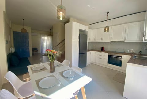 Kitchen or kitchenette, Dining area, stove